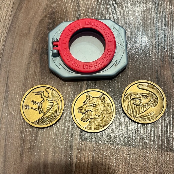 Mighty Morphin Power Rangers Belt Buckle with 3 Plastic Coins 1995 SABAN - Picture 1 of 3